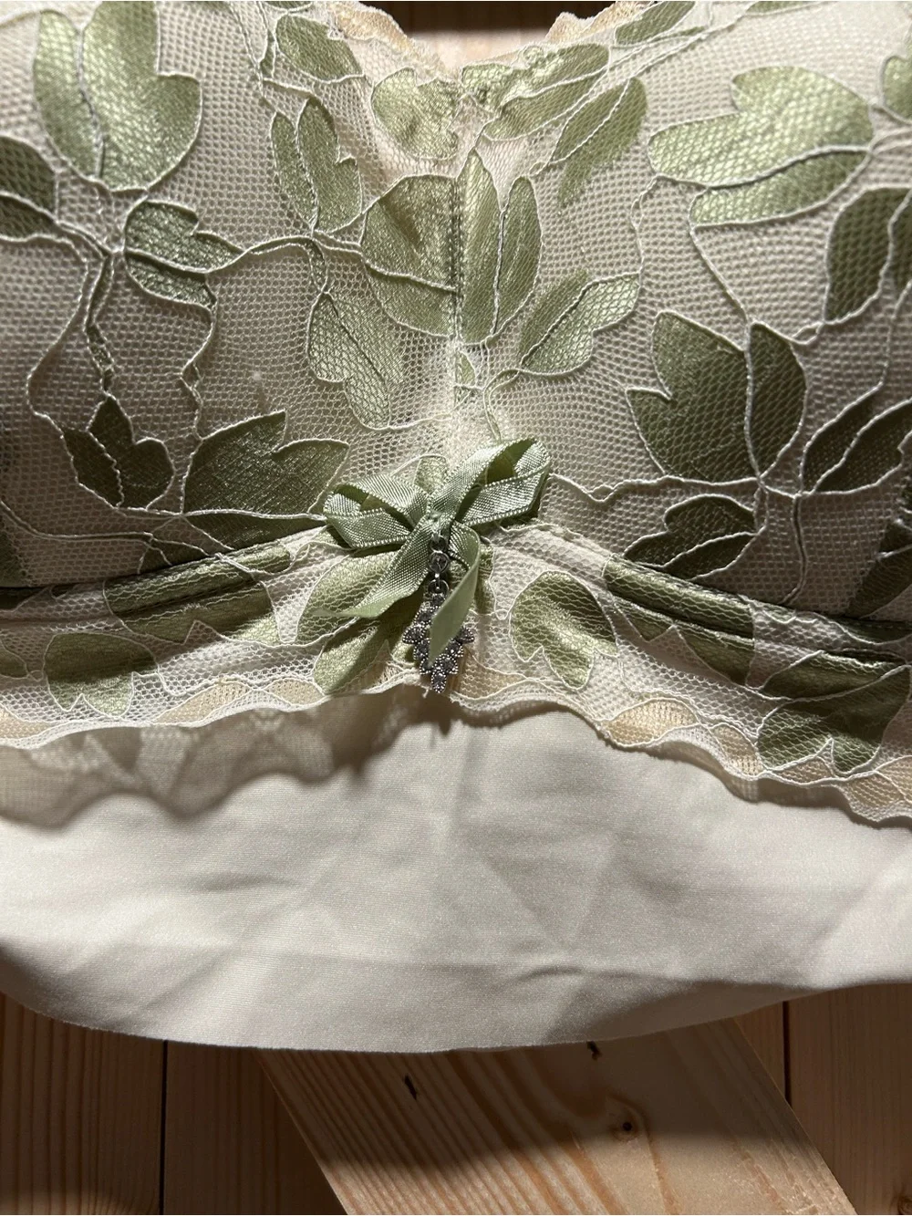 2 Set Women’s Lace-Accent Support Bra in Cream and Light Green